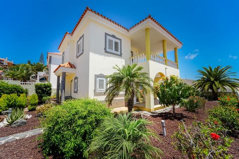 Opportunità unica di possedere questa splendida casa di famiglia situata nell'esclusiva Nayra Street, Loma Dos. La proprietà, che si trova su un terreno di oltre 440 mq, gode di una posizione imbattibile, a pochi passi dalla costa, dal quartiere comm...