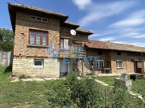 Top Estate Real Estate le ofrece una casa de ladrillo con cimientos de piedra en el pueblo de Lom Cherkovna, región de Ruse, situado a 26 km de la ciudad de Byala. La propiedad ofrecida se encuentra en una calle asfaltada con acceso durante todo el a...