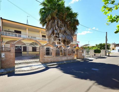 POUILLES - LECCE - NOCIGLIA À Nociglia, nous avons le plaisir de proposer à la vente une villa d’environ 200 m2 développée sur trois niveaux, avec des voûtes en étoile typiques du Salento, une belle taverne avec cheminée et un grand jardin pavé d’env...