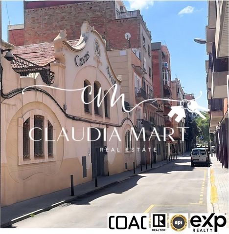 CLAUDIA MART LUXURY REAL ESTATE presents you with an exceptional opportunity in one of the most central and sought-after areas of Hospitalet de Llobregat, just one minute from the centre of Barcelona. It is an industrial warehouse of great historical...