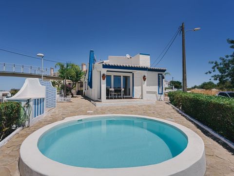 Diese atemberaubende Villa mit 4 Schlafzimmern bietet Meerblick und liegt nur 500 m vom Strand und dem charmanten zentralen Platz von Ferragudo entfernt. Diese privilegierte Lage ermöglicht es Ihnen, das pulsierende Dorfleben in vollen Zügen zu genie...