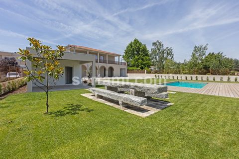 Detached villa with four bedrooms plus one extra made with a swimming pool and wine cellar. A villa from 1881 rebuilt with centuries-old arcades. On the ground floor there is an equipped and furnished kitchen with stove, oven, extractor fan and refri...