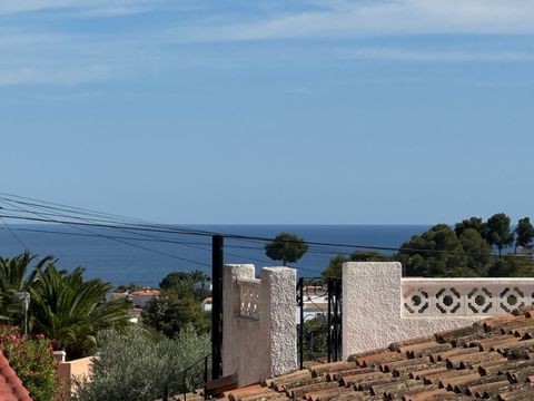 Schnäppchen, ungewöhnlich Kleine helle niedliche Villa in Moraira, auf einem kleinen Grundstück von 176 m2, ruhiger Ort. Privat. Südostausrichtung. Ca. 1,2 km von den Annehmlichkeiten und 2 km vom Zentrum und den Stränden entfernt. Kleines Meer und o...