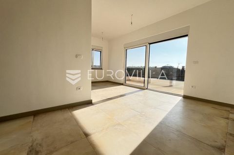 Istria, in a town near Banjola, in a residential location, this high-quality and bright apartment with a beautiful view of the sea is located. The apartment is located on the second floor of a residential building with only eight apartments, the area...