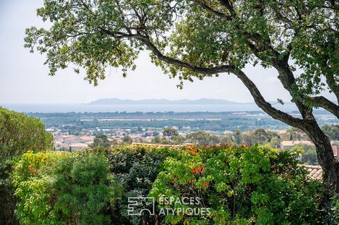 On the heights of Hyères, this villa built in the 90s combines charm and modern comfort with subtle nods to island life and the sweetness of life. Facing the Golden Islands, the villa has been designed to enjoy a quiet and unoverlooked life around th...