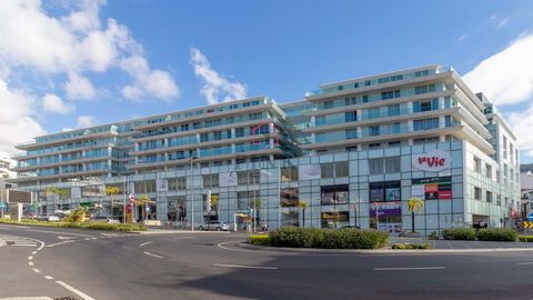 Explore the perfect balance between luxurious comfort and a charming location in the heart of the city of Funchal, with this stunning three-bedroom 2nd floor apartment set in the prestigious Plaza Madeira shopping centre building. The apartment consi...