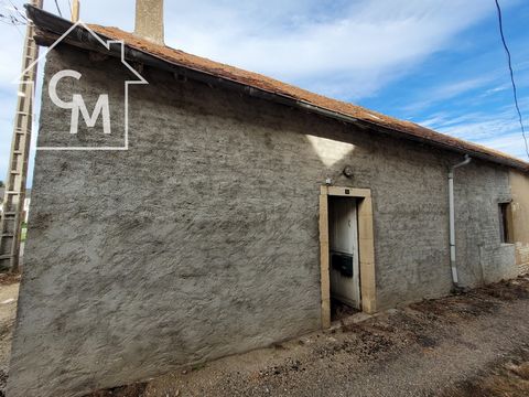 Maison de ville dans le bourg de Raymond 18 à rénover. Composée d'une pièce avec coin cuisine, salle de bain. Compteur électrique, arrivée d'eau.