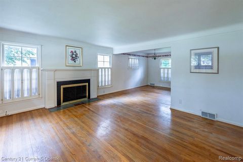 • Seller will contribute up to $5000 toward purchasers allowable closing costs & prepaids with acceptable price and terms. Offer must be received by April 8, 2024 to qualify • This 4 bedroom Cape Cod in wonderful Royal Oak neighborhood has so much to...