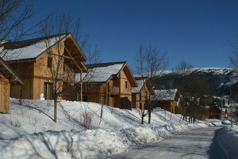 La ville familiale de Gresse-en-Vercors est située en bordure du parc naturel régional du Vercors. Vous pouvez profiter de la nature ici et les pistes de ski sont juste au coin de la rue. La région offre de nombreux plaisirs de randonnée (80 km de se...