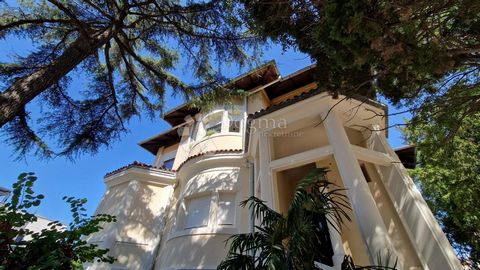 A RARE PEARL ON OFFER - AUSTROY-HUNGARIAN VILLA, APARTMENT WITH GARDEN 200 m FROM THE SEA! In one of the most desirable locations in Pula, just a three-minute walk from the beach, a unique three-story apartment is for sale located in a beautiful Aust...