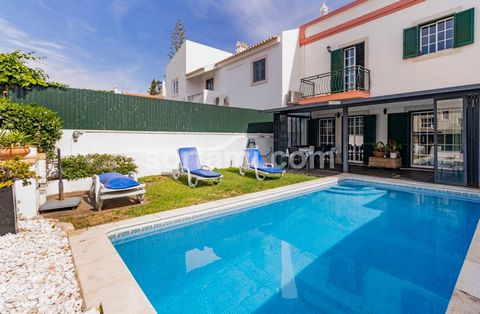 Come to see this charming townhouse for sale, located in the centre of Vilamoura, in the Algarve. With a nice entrance hall, living room with fireplace and equipped kitchen, this property offers a comfortable and inviting environment to enjoy special...