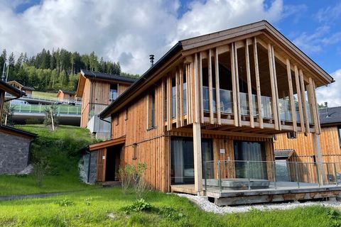 Provate il massimo del lusso alpino nel nostro Chalet Superior di 100 m², perfettamente progettato per ospitare fino a 8 persone. Questo spazioso chalet dispone di tre camere da letto elegantemente arredate e tre bagni, tra cui un bagno in camera, un...