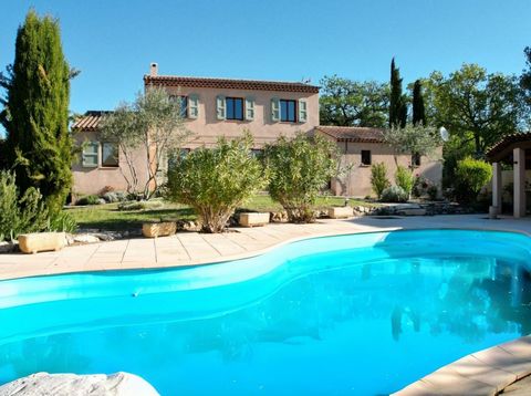 Découvrez cette magnifique propriété située dans le pittoresque village de St Saturnin les Apt, offrant une vue imprenable sur le Luberon et à deux pas des commerces essentiels. Cette élégante maison provençale, érigée sur deux niveaux, propose un ca...