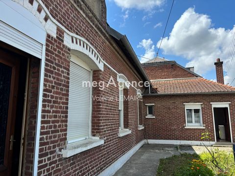 Located in the charming town of Chaulnes (80320), this single-storey house is located in a peaceful and pleasant environment with the convenience of being close to essential services. Equipped with manual roller shutters and a fiber connection, it of...