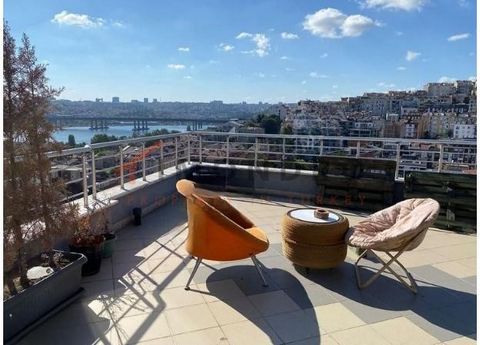 Appartement te koop is gelegen in Beyoglu. Beyoglu is een wijk aan de Europese kant van Istanbul. Het staat bekend om zijn historische architectuur, bruisend nachtleven en gevarieerde culturele scene. Het gebied omvat wijken zoals Taksim, Galata en C...