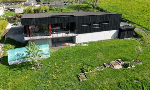 Votre agence Côté Particuliers Le Puy, vous propose en exclusivité : Cette belle maison contemporaine nichée au coeur de la nature à seulement 15 minutes du PUY-EN-VELAY, harmonieusement intégrée à son environnement naturel, alliant souci du détail e...