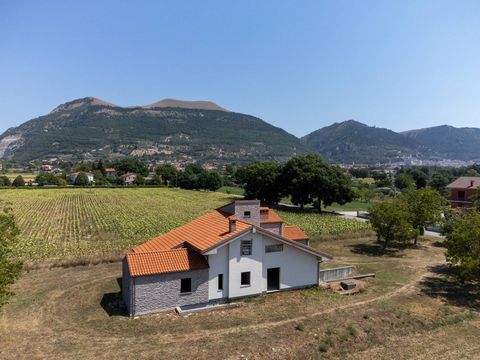 DESCRIZIONE DELLA PROPRIETÀ Situata in un contesto tranquillo, ma non isolato, questa villa si trova a breve distanza da Gubbio. Circondata da terreni che si trasformano con il mutare delle stagioni, il paesaggio raggiunge il suo apice di bellezza qu...