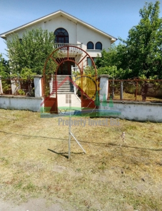 Price: €88,00 District: Haskovo Category: House Area: 330 sq.m. Plot Size: 1000 sq.m. Bedrooms: 6 Location: Countryside For sale is a three-story house in very well organized and developed village 15Km from Haskovo city. Total area: 330 sq.m. Yard: 1...