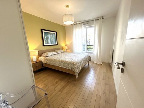 Appartement cosy et moderne dans une résidence récente et sécurisée parfait pour une famille d'expatriés, pour un jeune coupe ou même pour une collocation de 2 étudiants offre des nombreux avantages. Il est situé dans bas de Suresnes, à 2mn à pied de...