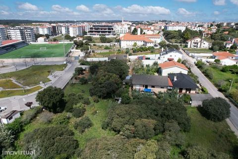 Land for construction located in the center of Fatima, with an area of 2425m2. This is in the centre of Fatima 10 minutes from the sanctuary of Fatima near various types of commerce and services. Located 5 minutes from the city of Ourém, 5 minutes fr...