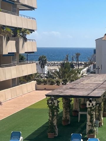 Located in Puerto Banús. Very nice apartment for sale in Marina Banús. It's on a 2nd floor , South facing with sea and pool view. Has 3 bedrooms, 2 bathrooms, lounge and dining area with large corner terrace, fully fitted kitchen. Parking for 1 ...