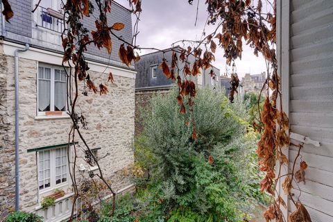 maison d environ 120m2 avec jardin au centre de Paris, proximité jardin des plantes, 4 chambres dont une très mansardée, un grand salon exceptionnel avec plus de 6 mètres de hauteur sous plafond avec cuisine ouverte, une salles de bains. 1 wc. la mai...