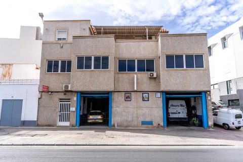 Il tuo prossimo investimento è qui! A pochi passi dal porto di Almeria, vi presentiamo questo incredibile edificio di 3 piani con molteplici possibilità. Con 530 m² costruiti su tre piani e un seminterrato, questa proprietà è un'ottima opportunità di...