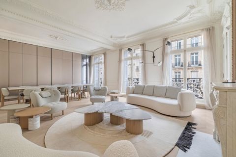 FOR SALE PARIS 8TH - GOLDEN TRIANGLE - PRESTIGE - Located in the heart of the Golden Triangle, on the edge of Avenue George V hosting its Four Seasons, Bulgari, Prince of Wales palaces and luxury boutiques, on the 3rd floor with elevator of a superb ...