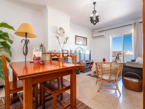 Découvrez cet appartement lumineux de 2 chambres situé à Vila Real de Santo Antonio, une charmante ville cotière de l'Algarve, à deux pas de la frontière espagnole. Proche de tous commerces, ainsi que du marché, supermarché, restaurants, boutiques, p...