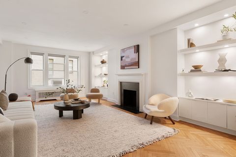 Impeccablement refait et prêt à emménager, ce condominium exquis situé dans l’emplacement privilégié de l’Upper East Side représente la quintessence de la vie citadine sophistiquée. Construit à l’origine en 1928 et converti en condominium en 1985, ce...