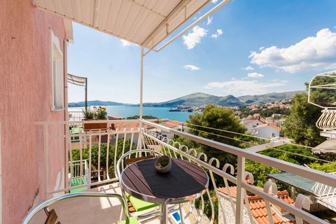 Villa Stil is located in Okrug Gornji located in the beautiful traditional village Okrug Gornji on the Island of Čiovo which is connected with the mainland to historic Trogir. Villa Stil is located only 350 m from the beach. Spacious terrace fitted w...