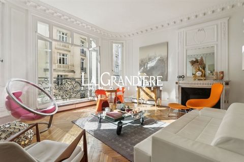 Paris 16 - Beauséjour - 1st floor - 6 rooms - 4 bedrooms - 240 m2 - In a private road near the Jardin du Ranelagh, in a luxury building, a very nice apartment located on the 1st floor (equivalent to a second). It consists of an entrance gallery, a la...