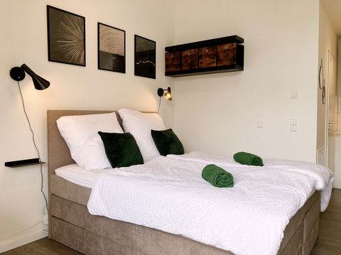 Dieses möblierte Studio Apartment bietet eine perfekte Kombination aus Komfort, Stil und Funktionalität, ideal für Mieter, die Wert auf moderne Ausstattung, eine gute Lage und einen eigenen Parkplatz legen. Die Wohnung ist komplett ausgestattet. Unte...