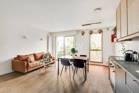 South Pigalle, in a building from the 70s on the 2nd floor with elevator, 2-room apartment with an area of 50.23m² m² Carrez. It consists of an entrance hall with storage, a fitted and equipped kitchen open to the living room, a shower room and a sep...