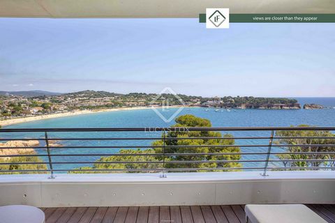 Ubicada en la primera planta del hotel, la Deluxe, es una Home Suite elegante y acogedora que puede disponer de uno o dos dormitorios según sus necesidades. Esta suite cuenta con vistas al mar Mediterráneo y al jardín del hotel y ofrece una terraza e...