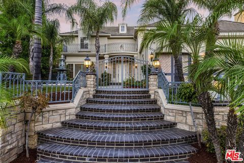 Exquisitely Updated Estate in Prestigious Calabasas Park Estates. Nestled in this exclusive guard-gated community, this elegantly remodeled home offers the perfect blend of sophistication and comfort. The first floor showcases a gourmet chef's kitche...