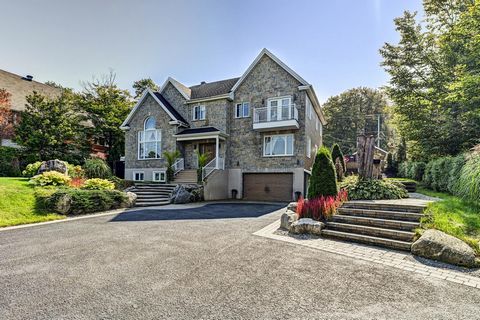 Maison à étages à vendre dans le secteur de Shannon. Cette charmante maison bi-générationnelle offre un espace de vie polyvalent. Avec 4 chambres au total et 2 salles de bain dans la partie principale, ainsi qu'une section bi-générationnelle comprena...