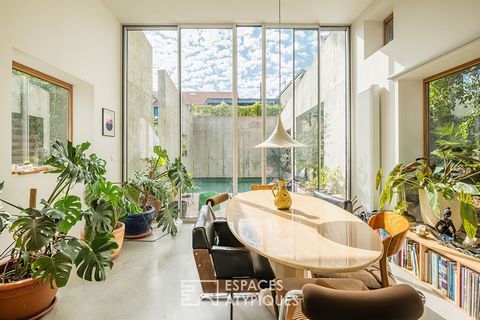 Ontdek een uitzonderlijk architectonisch werk, ontworpen door gerenommeerde architecten uit Bordeaux, met een rauwe esthetiek en strakke lijnen. Dit huis op 2 niveaus, volledig gemaakt van ruw beton zowel van binnen als van buiten, combineert op harm...