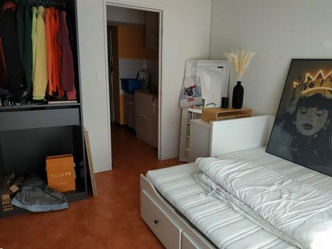 Pour investisseur. Centre-ville de Nantes (44000), quartier Madeleine, appartement à vendre avec locataire en place. Début du bail de 3 ans : 1/09/2022 Loyer : 493 euros + 45 euros charges, non meublé. Lumineux, en rez-de-chaussée surélevé d'une peti...