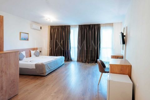 LUXIMMO FINEST ESTATES: ... Wir präsentieren zum Verkauf ein geräumiges Studio in einem modernen 5-Sterne-Komplex in der ersten Meereslinie in Primorsko. Das Hotel liegt am Strand in der Gegend von Piasaka, inmitten des Grüns von Eichen- und Buchenwä...