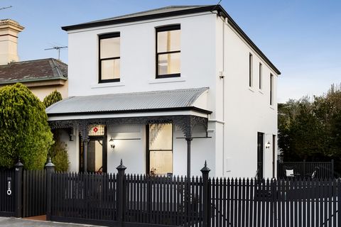 Révélant le mélange parfait d’élégance classique de style victorien et de vie contemporaine sans effort, cette grande maison à deux étages est parfaitement située dans une rue calme à sens unique, dans le quartier convoité des jardins centraux de Haw...