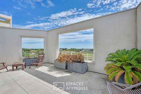 Entdecken Sie in einer neuen und sicheren Residenz mit Aufzug diese hübsche Luxuswohnung, die sich in einer oberen Etage befindet und von einer großen Terrasse mit freiem Blick ins Grüne profitiert. Bestehend aus einem großen Eingang mit Garderobe, g...