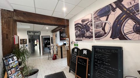 Opportunité professionnelle à découvrir : un fond de commerce Hôtel-bar-restaurant à Lorris (Loiret). Dans un cadre charmant, entre la forêt d'Orléans et la 