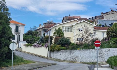 Gelegen in Fânzeres, in een rustige woonwijk met gemakkelijke toegang tot het centrum en belangrijke wegen, zoals Estrada Dom Miguel en de snelweg - A43.voormalig IC29 Deze villa met 5 slaapkamers is onderverdeeld in: Benedenverdieping Kantoor Woonka...