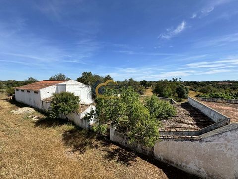 Rustic land located in Fonte de Louseiros, it is part of the southern part of Quinta da Choça, fenced with good access, where there are rural buildings, arable crops, almond trees, cork oaks, carob trees and olive trees. Very quiet area, with Armação...