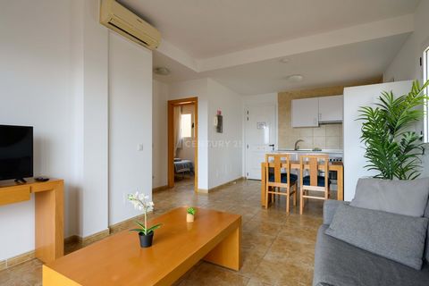 Este espacioso apartamento de dos dormitorios, está en excelentes condiciones y está ubicado en la zona muy solicitada de Loma Dos en Arguineguin. La propiedad tiene un dormitorio doble y un dormitorio individual y un balcón con vistas al valle y al ...