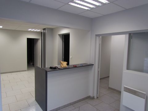 UFFICI E MAGAZZINO 290m² CON GARAGE composto da Una sala di ricevimento e un ufficio di 21m², due uffici di 10m² e una sala riunioni di 25 m², una cucina attrezzata di 12 m², due servizi igienici, di cui uno con doccia e lavandino e un ampio ripostig...