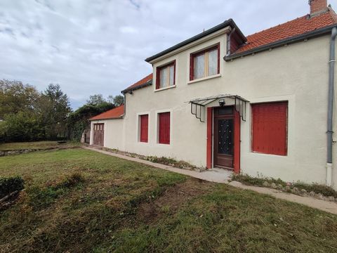 EXCLUSIVE REAL ESTATE NIVERNAIS heeft het genoegen u kennis te laten maken met een groot te renoveren huis in de stad Saint-Ouen-Sur-Loire. Het bestaat uit een woonkamer, een keuken, een wasruimte, een doucheruimte, een apart toilet, een kantoor en e...