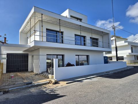 Descubra o seu novo lar em Caneças Odivelas – uma moradia T4 de construção 2025, onde o design contemporâneo se alia à qualidade dos acabamentos e ao conforto que a sua família merece. Localização e Conceito Localizada numa zona privilegiada, esta mo...