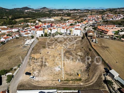 Land with 1443.4 m², located in Póvoa da Galega, parish of Milharado, with approved project and construction license issued for 2 houses, each with an implantation area of 105 m² and 202 m² of construction area. The typology of the villas is T3, rema...